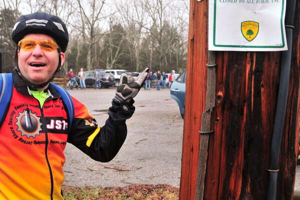 One of the 3 small signs mentioning the park is closed - Easy to miss