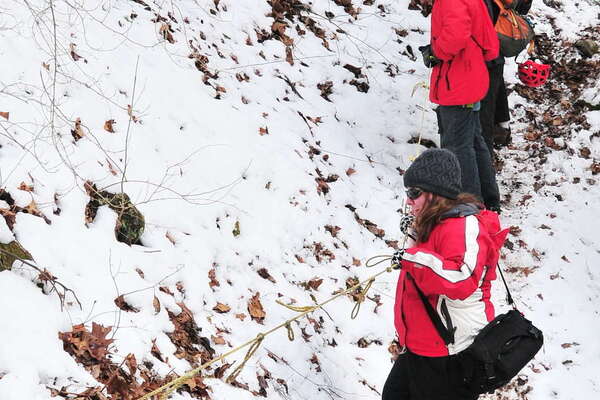 The path get thin heading back.. slippery too